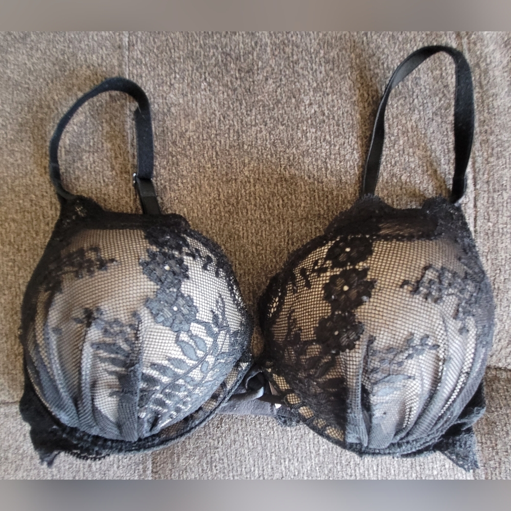 Victoria's Secret bra in size 32C.
